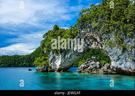 Felsbogen in der Rock-Inseln, Palau, Central Pacific Stockfoto