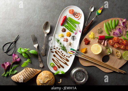 Bunte Kräuter Gewürze und frische Zutaten auf einer Maler-palette Stockfoto