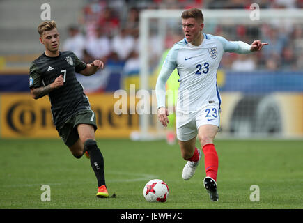 Alfie Mawson Englands und Deutschlands Max Meyer (links) Kampf um den Ball während der UEFA U21-Europameisterschaft, Semi Finale im Stadion Miejski, Tychy. Stockfoto