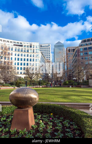 Westferry Circus in Canary Wharf - mit "Sasso Cosmico" tun Vassilakis-Koning und One Canada Square im Hintergrund Stockfoto