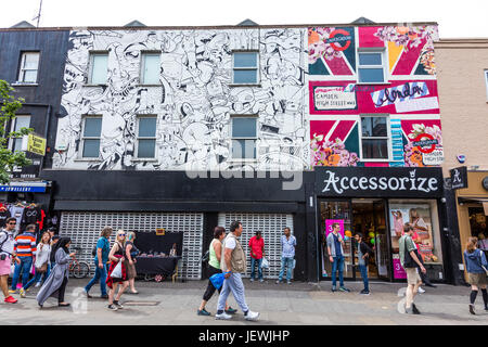 Massen und bunten arty Ladenfronten in Camden Market, London, UK Stockfoto