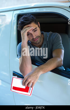 Deprimiert Mann mit dem Kopf in der Hand Stockfoto