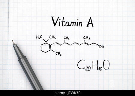 Chemische Formel von Vitamin A mit schwarzem Stift. Stockfoto