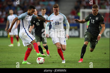 Englands Lewis Baker und Alfie Mawson in Aktion während der UEFA U21-Europameisterschaft, Semi Finale im Stadion Miejski, Tychy. PRESSEVERBAND Foto. Bild Datum: Dienstag, 27. Juni 2017. Sehen Sie PA Geschichte Fußball England U21. Bildnachweis sollte lauten: Nick Potts/PA Wire. Einschränkungen: Verwendung FA Beschränkungen unterworfen. Nur zur redaktionellen Verwendung. Gewerbliche Nutzung nur mit vorheriger schriftlicher Zustimmung der FA. Keine Bearbeitung außer Zuschneiden. Stockfoto