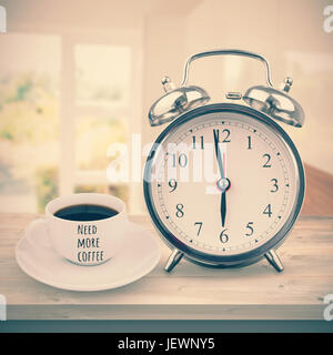 Zusammengesetztes Bild von brauche mehr Kaffee Stockfoto