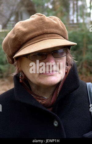 Ältere, rothaarige Frau mit Brille. Stockfoto