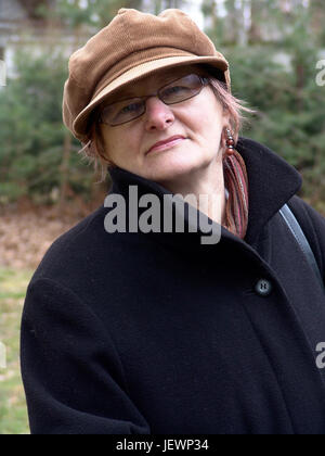 Ältere, rothaarige Frau mit Brille. Stockfoto