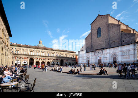 Bologna, Italien - 17. April 2017: Bürger und Touristen an einem sonnigen Tag gehen und entspannen Sie sich in Piazza Maggiore, von Bologna Hauptplatz vor der Kirche Stockfoto