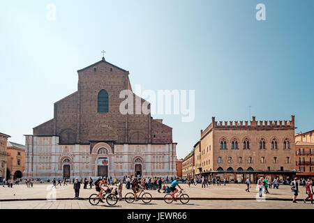 Bologna, Italien - 17. April 2017: Bürger und Touristen an einem sonnigen Tag gehen und entspannen Sie sich in Piazza Maggiore, von Bologna Hauptplatz vor der Kirche Stockfoto