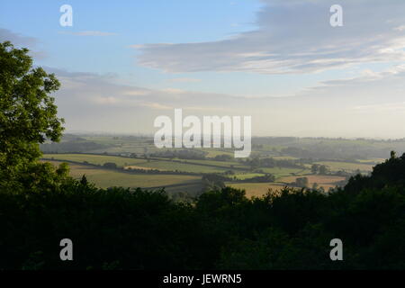 Wunderschönen grand Land Blick in die ferne Blick vom Hügel in Herefordshire mit Wolken im Himmel und grünen Felder mit Hecken Stockfoto