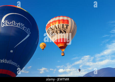 Bela pod Bezdezem, Tschechische Republik – Juni 24: Heißluft Ballon Kubicek im Flug bei der Show (Belske Balonove Hemzeni) am 24. Juni 2017 in Bela Pod Bezd Stockfoto