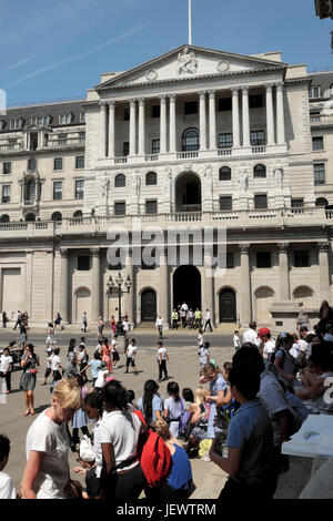 Personen außerhalb der Bank of England auf den Stufen des Royal Exchange auf Threadneedle Street im Bankenviertel City of London UK KATHY DEWITT Stockfoto