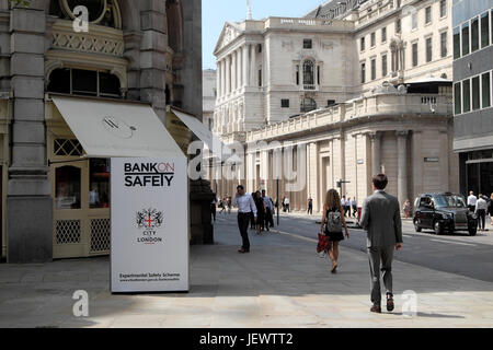 "Setzen Sie auf Sicherheit" Taxistand Kampagne Zeichen außerhalb der Bank of England auf Threadneedle Street in finanziellen Bezirk Stadt von London UK KATHY DEWITT Stockfoto