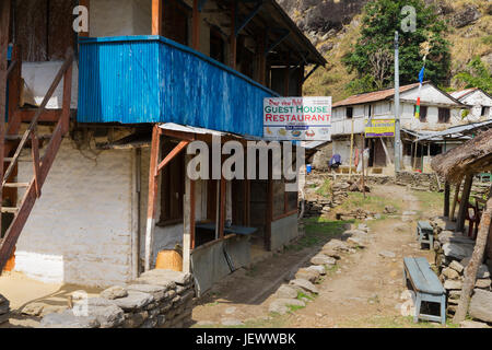 Basic Pension in der Ortschaft Lilibhir, auf der Annapurna Umrundung, Nepal. Stockfoto