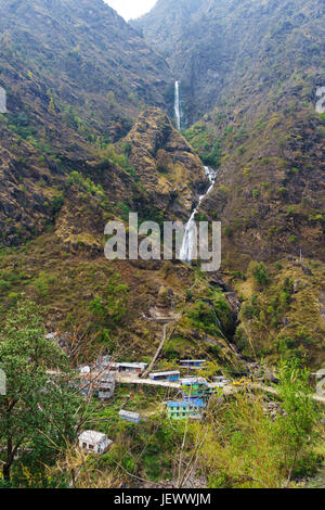 Wasserfall gegenüber ghermu, lamjung Bezirk, Nepal. Stockfoto