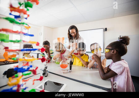 Schüler, die Wissenschaft mit einem Lehrer Stockfoto