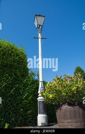 Eine klassische viktorianische Revo Tipton Straßenlaterne als ornamentale Funktion auf einer Einfahrt verwendet wird. Stockfoto