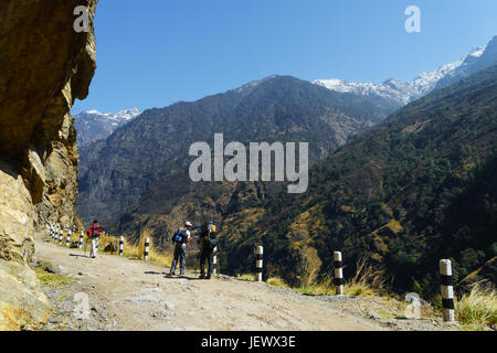 Wanderer zu Fuß entlang dem Fluss marsyangdi auf der Annapurna Umrundung in Nepal. Stockfoto