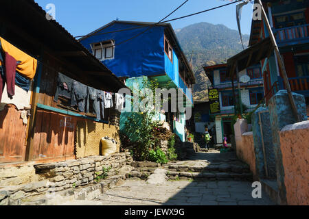 Trekker gehen durch das Dorf Jagat auf der Annapurna Circuit, Nepal. Stockfoto