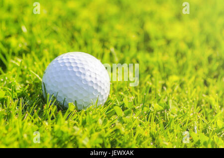 Golf Ball auf Kurs Stockfoto