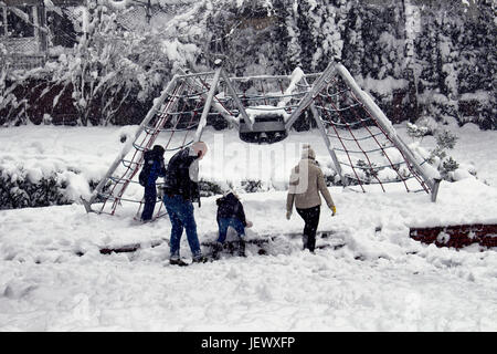 Familie mit Kindern zu spielen und viel Spaß im Schnee im Park namens "Macka Demokrasi - Sanat Parki" in Istanbul Stockfoto