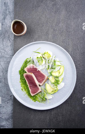 Thunfisch Tataki mit Gemüse und Wasabi Sahne Stockfoto