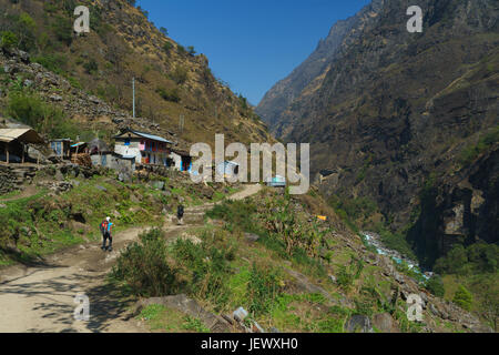 Zwei trekker Klettern Die Hügel auf der Annapurna Umrundung zwischen Jagat und chamje, Nepal. marsyangdi Fluss auf der rechten Seite. Stockfoto