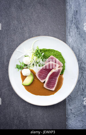 Thunfisch Tataki mit Gemüse und Wasabi Sahne Stockfoto