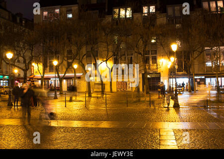 Ansicht von Straßenlampen und Stadtplatz in der Nacht in der Nähe von Zentrum Pompidou in Paris. Menschen sind in verschwommene Bewegung. Stockfoto