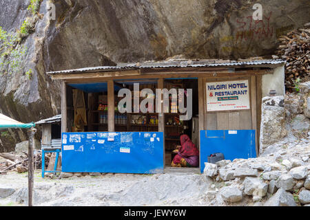 Sehr einfaches Gästehaus auf dem Annapurna Circuit, zwischen chamje und Tal. Stockfoto