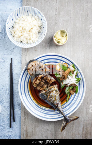 In Scheiben geschnitten Grill Bonito mit Gemüse Stockfoto