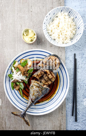 In Scheiben geschnitten Grill Bonito mit Gemüse Stockfoto