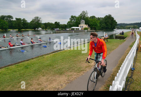 Henley, UK. 27. Juni 2017. Henley Royal Regatta startet offiziell Morgen 28. Juni 2017, aber heute waren Mannschaften mit ihren Trainern entlang der Themse zu üben. Kredit Gary Blake/Alamy Live-Nachrichten Stockfoto