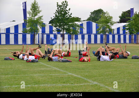 Henley, UK. 27. Juni 2017. Henley Royal Regatta startet offiziell Morgen 28. Juni 2017, aber heute die Worcester Polytechnic Institute-Crew aus den USA Protze vor dem üben auf der Themse.  Kredit Gary Blake/Alamy Live-Nachrichten Stockfoto