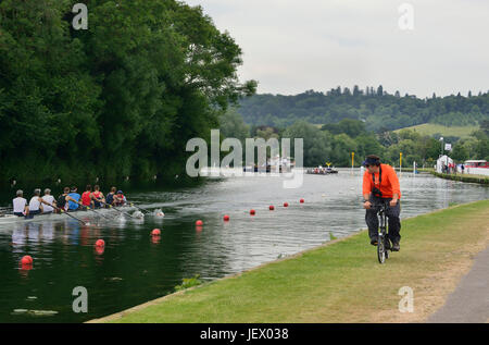 Henley, UK. 27. Juni 2017. Henley Royal Regatta startet offiziell Morgen 28. Juni 2017, aber heute waren Mannschaften mit ihren Trainern entlang der Themse zu üben. Kredit Gary Blake/Alamy Live-Nachrichten Stockfoto