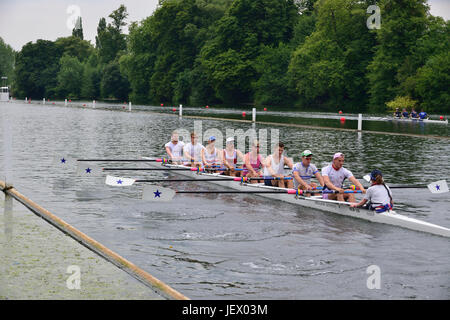 Henley, UK. 27. Juni 2017. Henley Royal Regatta startet offiziell Morgen 28. Juni 2017, aber heute waren Mannschaften einschließlich der Newcastle University 'A' im Wettbewerb in der Tempel-Wanderpokal, entlang der Themse zu üben. Kredit Gary Blake/Alamy Live-Nachrichten Stockfoto