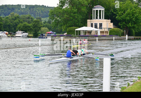 Henley, UK. 27. Juni 2017. Henley Royal Regatta startet offiziell Morgen 28. Juni 2017, aber heute waren Mannschaften mit ihren Trainern entlang der Themse zu üben. Kredit Gary Blake/Alamy Live-Nachrichten Stockfoto