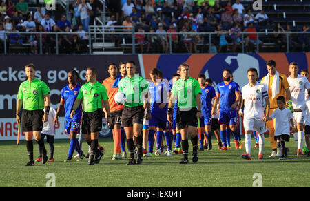 Miami, Florida, USA. 24. Juni 2017. Schiedsrichter und die Teams geben Sie das Feld für eine North American Soccer League Spiel zwischen den New York Cosmos Vs Miami FC im Riccardo Silva Stadium in Miami, Florida. Miami FC 2: 1 gewonnen. Mario Houben/CSM/Alamy Live-Nachrichten Stockfoto