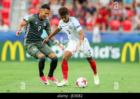 Tychy, Polen. 27. Juni 2017. Deutschlands Davie Selke (L) und Englands Mason Holgate wetteifern um den Ball bei den Herren U21 Europameisterschaft Halbfinalspiel zwischen Deutschland und England statt im Stadion Miejski Tychy in Tychy, Polen, 27. Juni 2017. Foto: Jan Woitas/Dpa-Zentralbild/Dpa/Alamy Live News Stockfoto