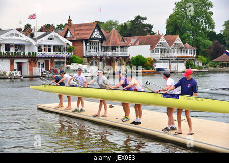 Crew, die ihr Boot bei der Henley Royal Regatta 2017, Henley-on-Thames, Oxon, Großbritannien, England aus dem Wasser hebt Stockfoto