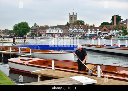 Reinigung einer der Schiedsrichter Boote am Henley Royal Regatta 2017, Henley-on-Thames, Oxon, England Stockfoto