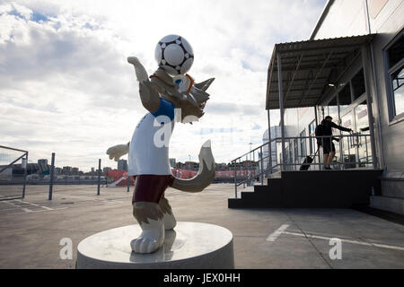 Kazan, Russland. 21. Juni 2017. Der Wolf "Zabivaka", das offizielle Maskottchen der FIFA Worls WM Russland 2018 steht vor dem Eingang zum Media Center neben dem Kazan-Arena Stadion in Kazan, Russland, 21. Juni 2017. "Zabivaka" bedeutet "Torjäger" in russischer Sprache. Foto: Christian Charisius/Dpa/Alamy Live News Stockfoto