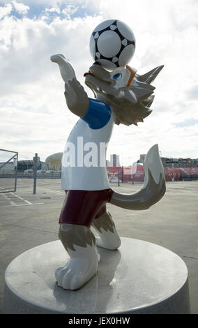 Kazan, Russland. 21. Juni 2017. Der Wolf "Zabivaka", das offizielle Maskottchen der FIFA Worls WM Russland 2018 steht vor dem Eingang zum Media Center neben dem Kazan-Arena Stadion in Kazan, Russland, 21. Juni 2017. "Zabivaka" bedeutet "Torjäger" in russischer Sprache. Foto: Christian Charisius/Dpa/Alamy Live News Stockfoto