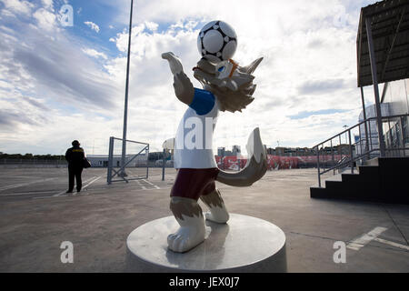 Kazan, Russland. 21. Juni 2017. Der Wolf "Zabivaka", das offizielle Maskottchen der FIFA Worls WM Russland 2018 steht vor dem Eingang zum Media Center neben dem Kazan-Arena Stadion in Kazan, Russland, 21. Juni 2017. "Zabivaka" bedeutet "Torjäger" in russischer Sprache. Foto: Christian Charisius/Dpa/Alamy Live News Stockfoto