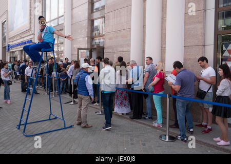 Kazan, Russland. 24. Juni 2017. Fußball-Fans stehen Schlange vor dem Fan-ID Center in Kazan, Russland, 24. Juni 2017. Die Fan-ID ist obligatorisch für alle Zuschauer der Konföderationen-Pokal-Spiele. Foto: Marius Becker/Dpa/Alamy Live News Stockfoto