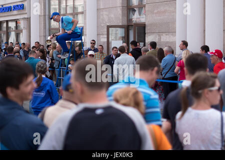 Kazan, Russland. 24. Juni 2017. Fußball-Fans stehen Schlange vor dem Fan-ID Center in Kazan, Russland, 24. Juni 2017. Die Fan-ID ist obligatorisch für alle Zuschauer der Konföderationen-Pokal-Spiele. Foto: Marius Becker/Dpa/Alamy Live News Stockfoto