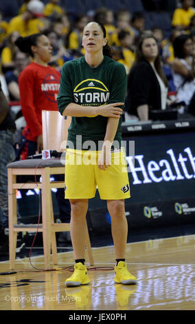 Washington, DC, USA. 27. Juni 2017. 20170627 - Seattle Storm Guard SUE BIRD (10) erwärmt sich vor dem WNBA-Spiel gegen die Washington Mystiker im Verizon Center in Washington. Bildnachweis: Chuck Myers/ZUMA Draht/Alamy Live-Nachrichten Stockfoto