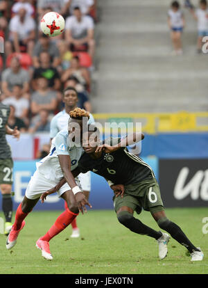 Tychy, Polen. 27. Juni 2017. Englands Tammy Abraham (L) und Deutschlands Gideon Jung in Aktion bei den Herren U21 Europameisterschaft Halbfinale zwischen England und Deutschland nehmen Platz im Stadion Miejski Tychy in Tychy, Polen, 27. Juni 2017. Foto: Alik Keplicz/AP/Dpa/Alamy Live News Stockfoto