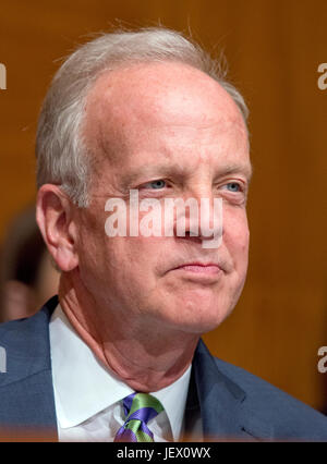 Senator der Vereinigten Staaten Jerry Moran (Republikanische of Kansas) hört, wie Jay Clayton, Vorsitzender, US Securities And Exchange Commission und J. Christopher Giancarlo, amtierender Vorsitzender, Commodity Futures Trading Commission, vor uns Senate Committee on Mittel Unterausschusses über Finanzdienstleistungen und gesamtstaatliche Anhörung zu vorgeschlagenen Haushaltsansätze und Rechtfertigung für das Jahr 2018 für die SEC und CFTC auf dem Capitol Hill in Washington zu bezeugen , DC auf Dienstag, 27. Juni 2017. Bildnachweis: Ron Sachs/CNP /MediaPunch Stockfoto