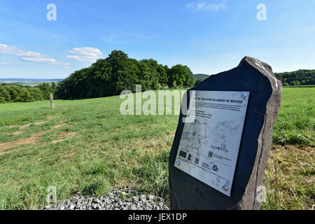 Edermunde-Besse, Hessen. 14. Juni 2017. Eine Plakette auf eine Steinsäule markiert den vermeintlichen Mittelpunkt Deutschlands am Rande von der Stadt von Edermunde-Besse, Hessen, 14. Juni 2017. Besse behauptet, den Mittelpunkt Deutschlands zu sein. Fünf Städte aus Thüringen und Niedersachsen hatte bisher den Titel beansprucht. Jetzt, mit Edermunde-Besse, den Zustand der Hessen Schritte ins Getümmel. Foto: Uwe Zucchi/Dpa/Alamy Live News Stockfoto